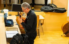 19. August 2026 - Con la chitarra in mano Bild 8