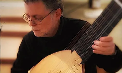 Con-la-chitarra-in-mano Con-la-chitarra-in-mano